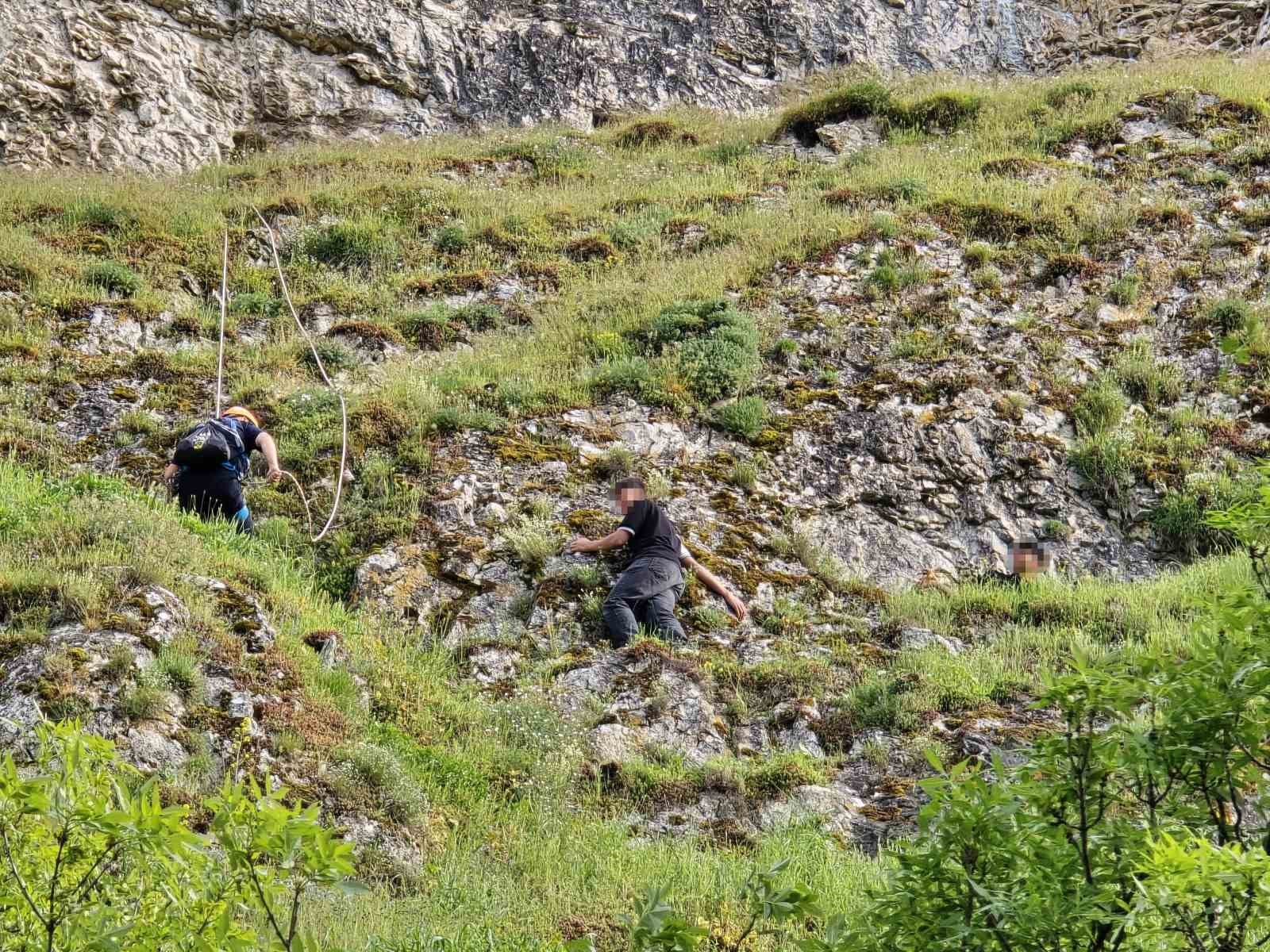 Dağdaki oyukta mahsur kalan 2 genç kurtarıldı