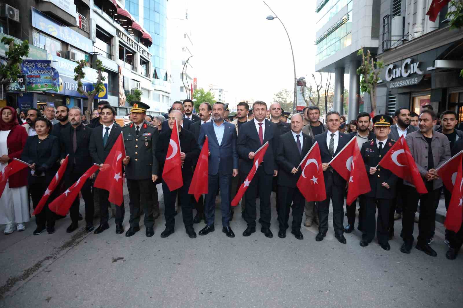 Elazığ&rsquo;da 100 metrelik T&uuml;rk bayrağıyla fener alayı d&uuml;zenlendi
