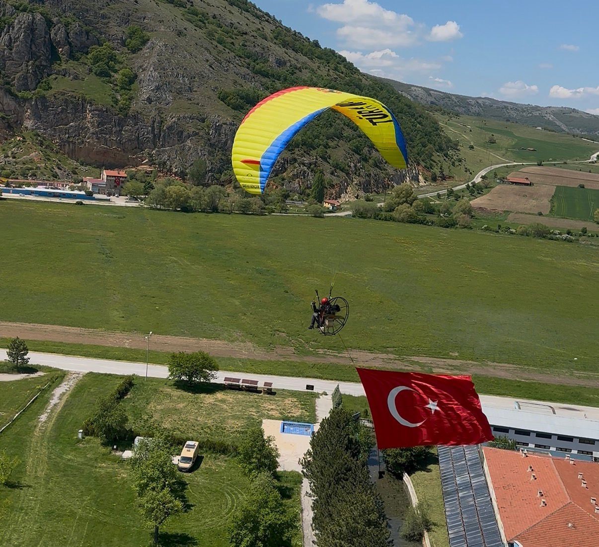 Pilotlar g&ouml;ky&uuml;z&uuml;nde T&uuml;rk bayrağı a&ccedil;arak 19 Mayıs Atat&uuml;rk&rsquo;&uuml; Anma Gen&ccedil;lik ve Spor Bayramı&rsquo;nı kutladı
