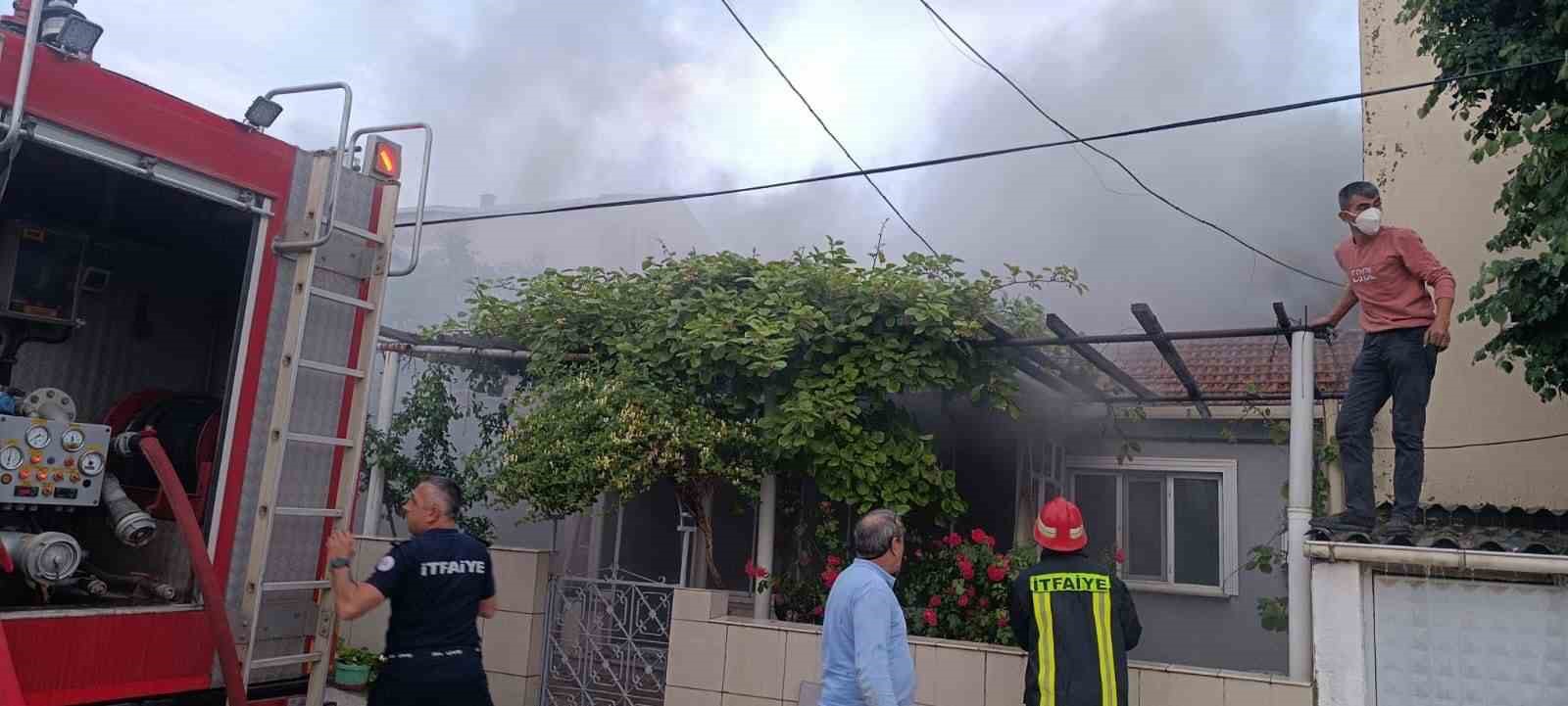 Çan’da alevlere teslim olan ahşap ev kullanılmaz hale geldi