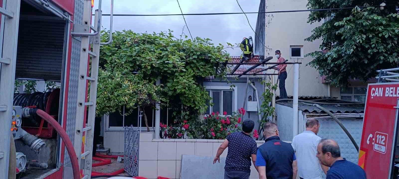 Çan’da alevlere teslim olan ahşap ev kullanılmaz hale geldi