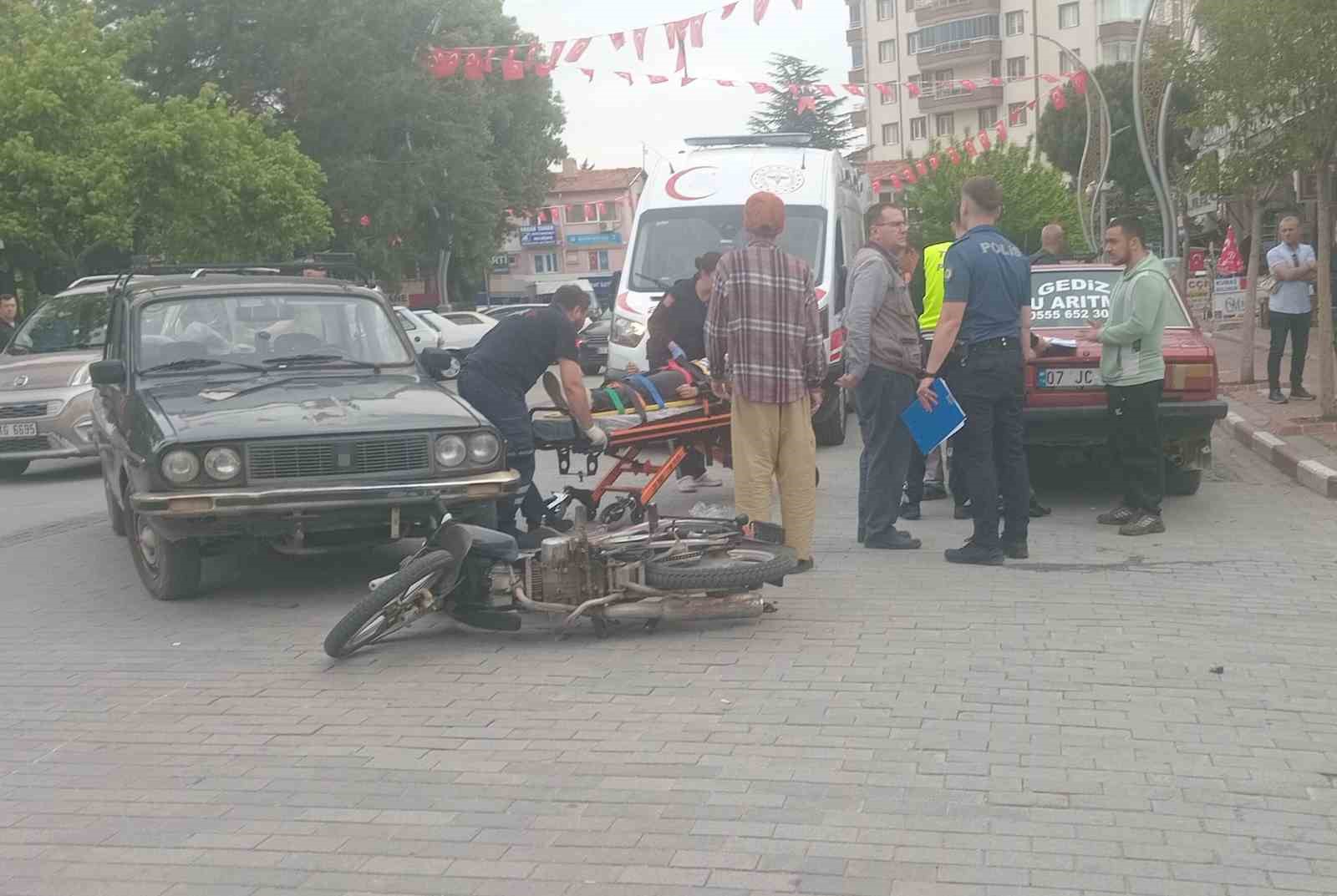 Gediz&rsquo;de otomobil ile motosiklet &ccedil;arpıştı, 2 kardeş yaralandı
