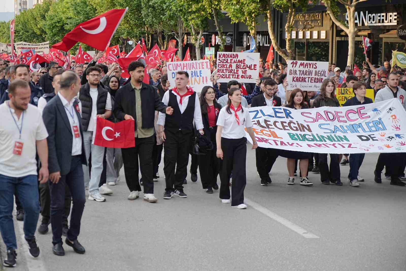 Nil&uuml;fer&rsquo;de 19 Mayıs coşkusu
