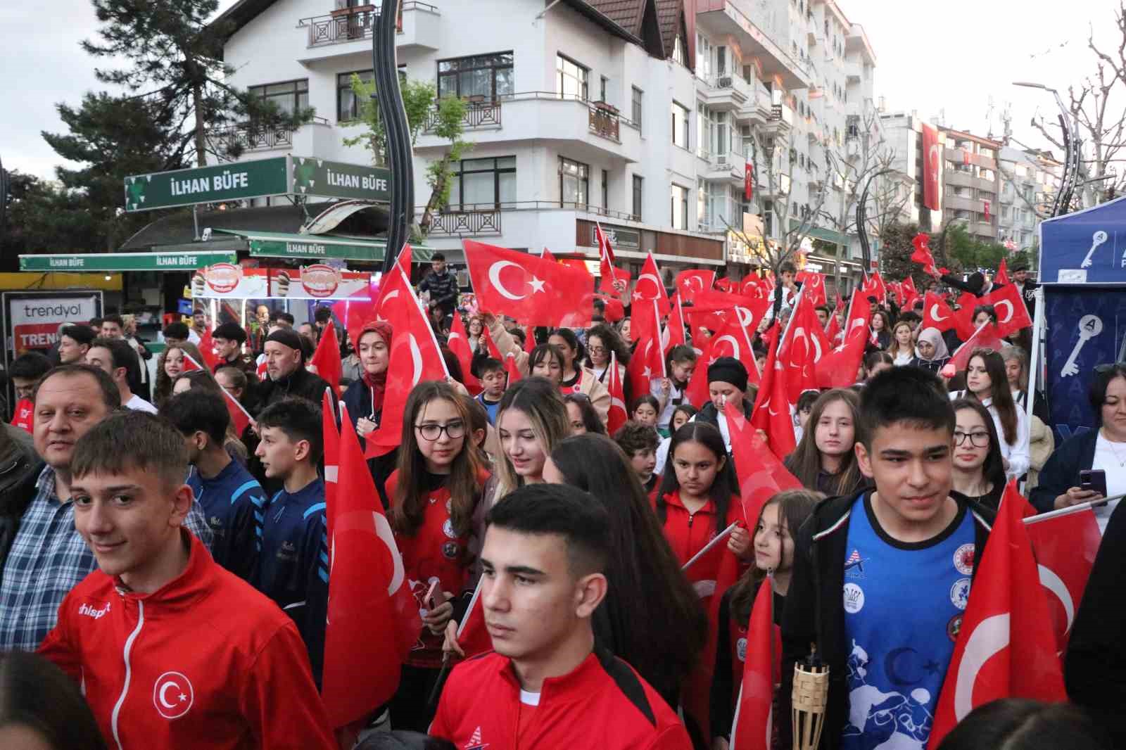 Yüzlerce Bolulu 200 metrelik Türk bayrağı eşliğinde yürüdü