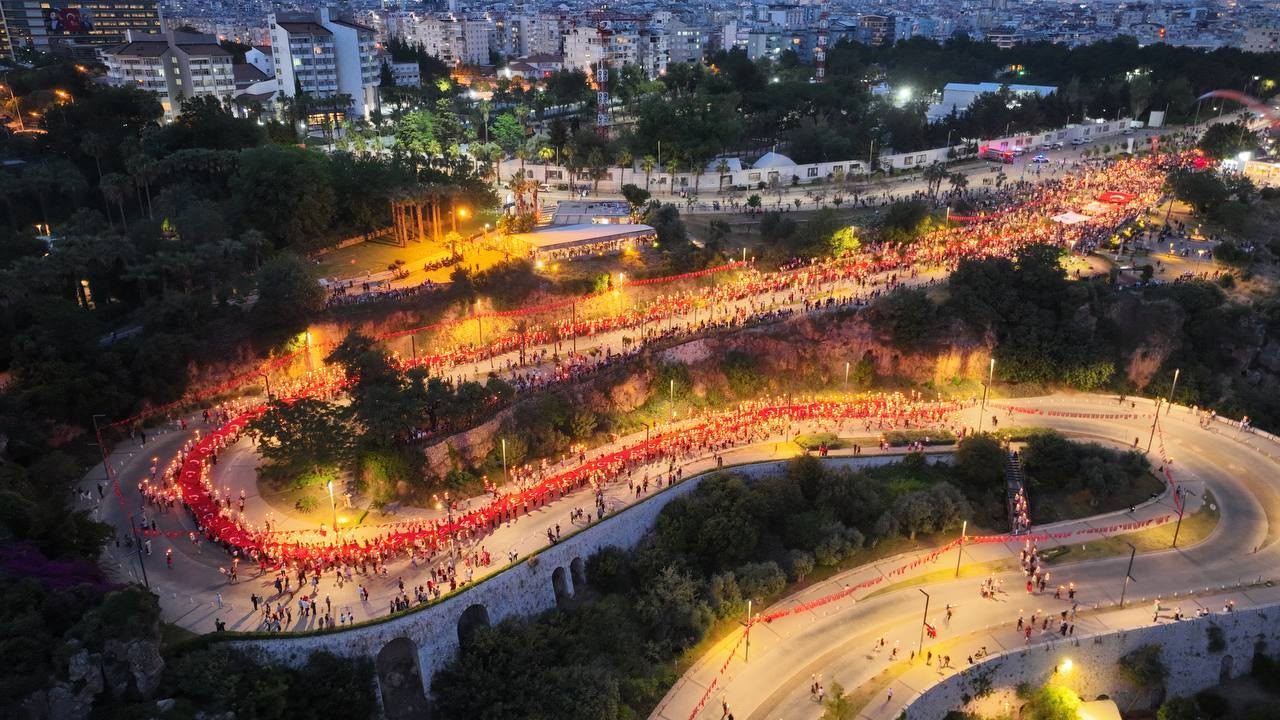 Antalya&rsquo;da 400 metrelik T&uuml;rk bayrağıyla fener alayı
