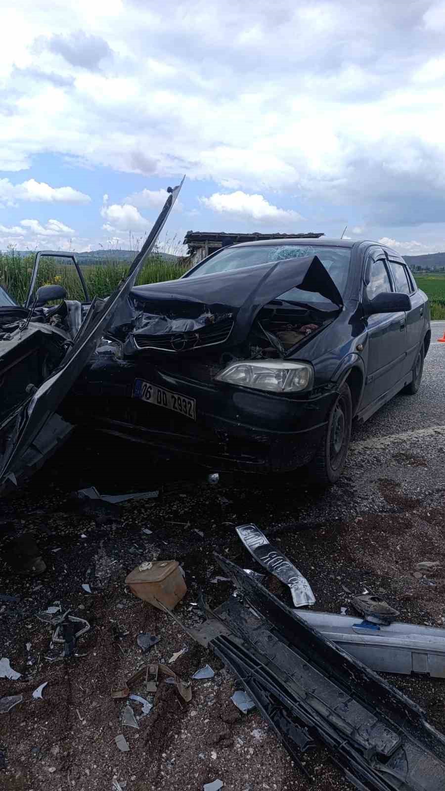 Çorum’da iki otomobil çarpıştı: 3 yaralı