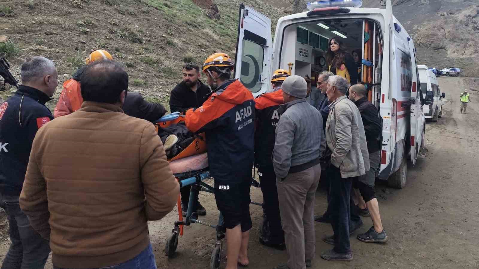 Van&rsquo;da dağda mahsur kalan vatandaş kurtarıldı
