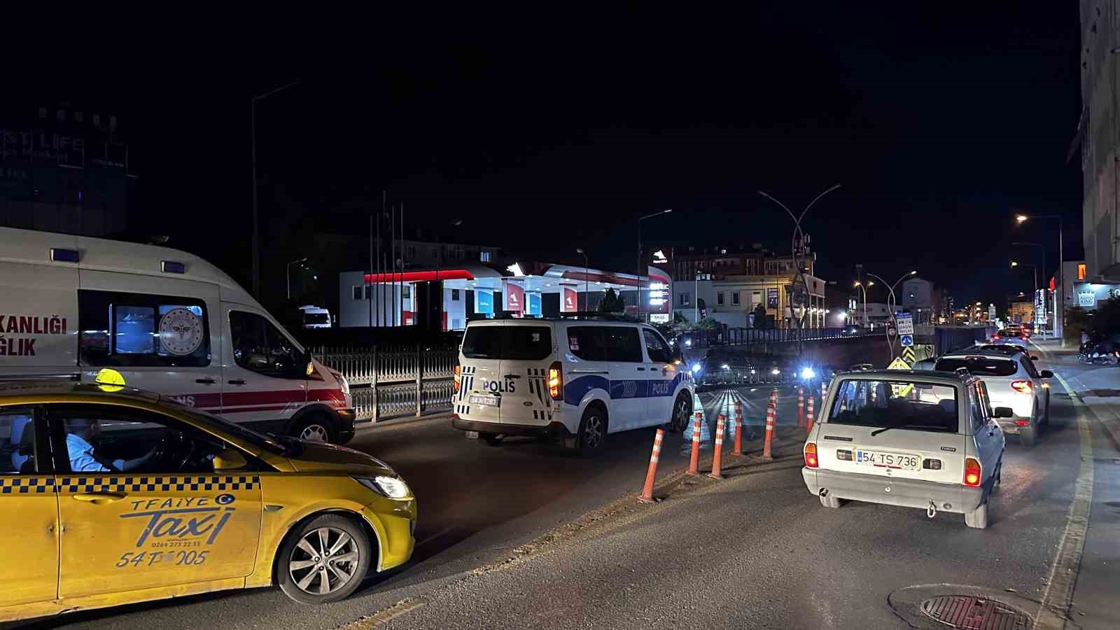 Kontrolden &ccedil;ıkan minib&uuml;s ref&uuml;jdeki demirlere &ccedil;arptı
