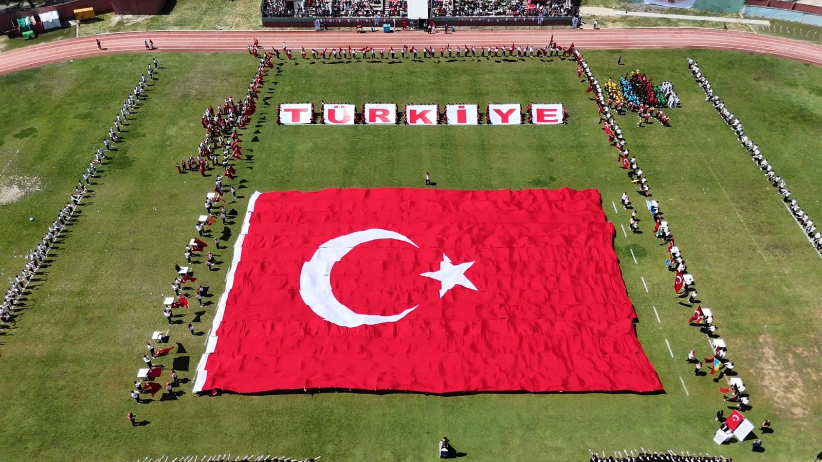 Stadyumda dev T&uuml;rk bayrağı a&ccedil;ıldı
