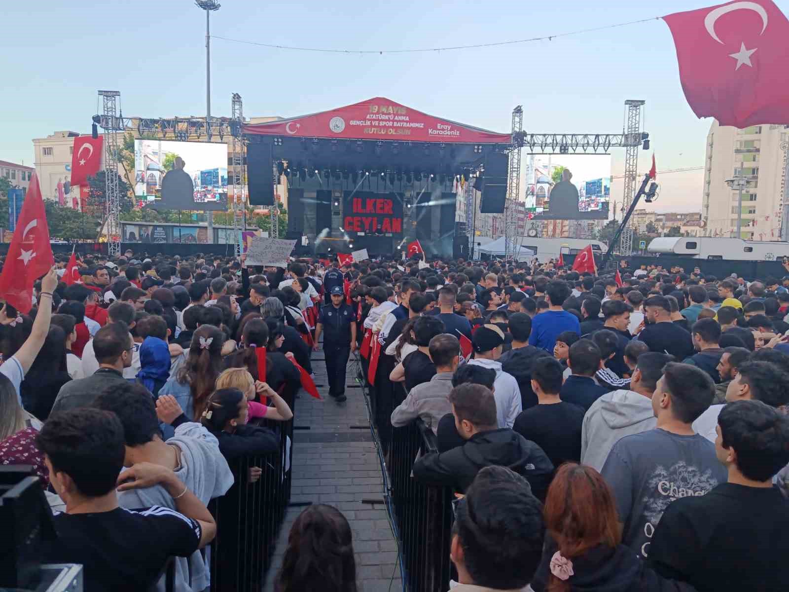 Gaziosmanpaşa&rsquo;da "Gen&ccedil;lik ve Spor Bayramı"nda Sagopa Kajmer gen&ccedil;leri coşturdu
