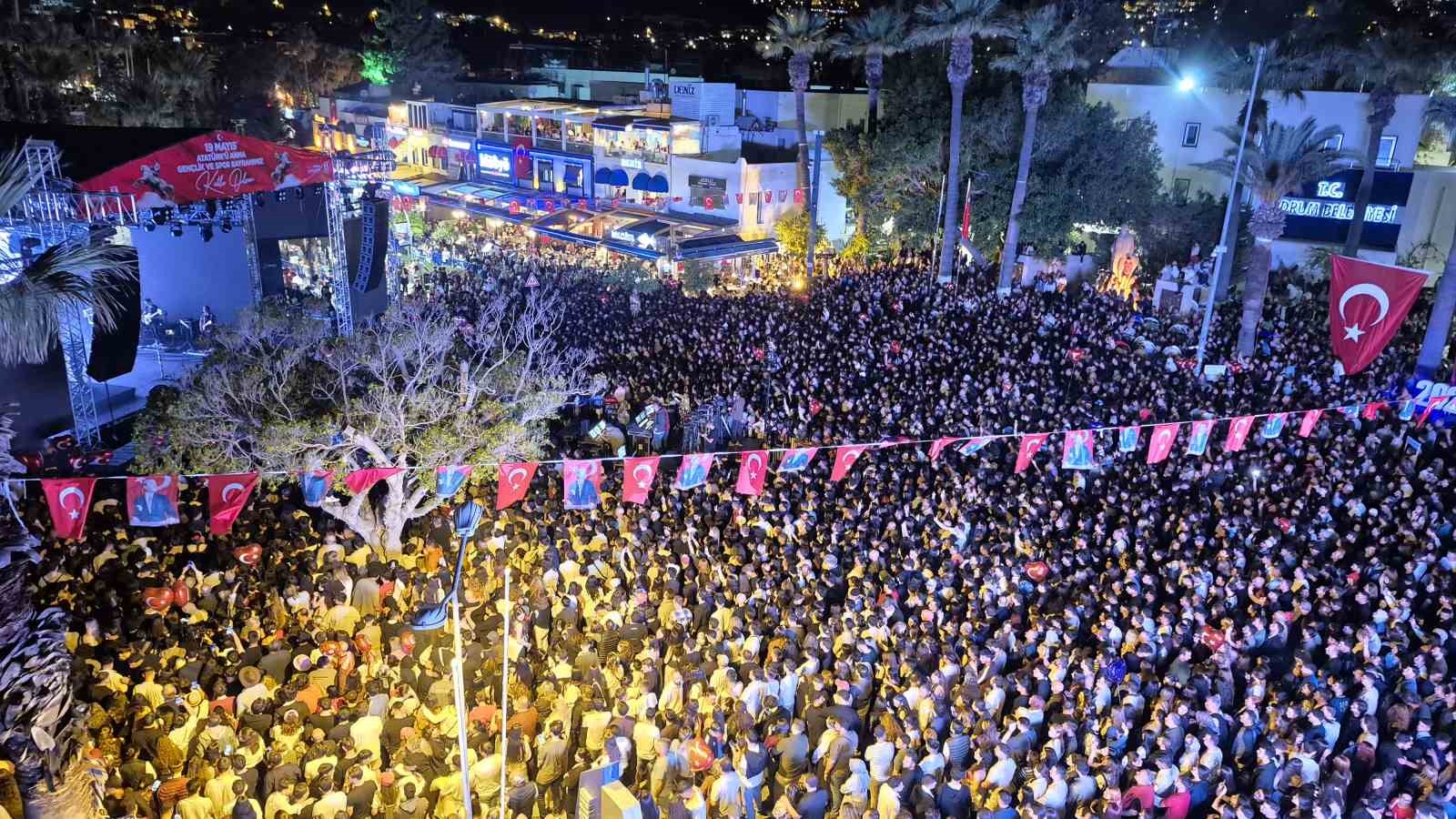 Bodrum’da kalabalık meydanlara sığmadı