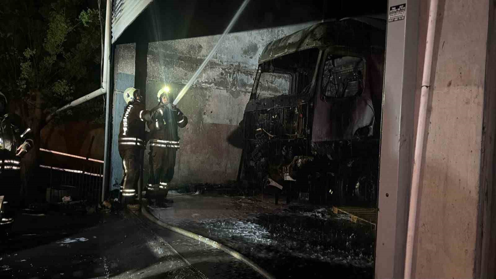 Başakşehir’de tamirhanedeki tırda yangın çıktı