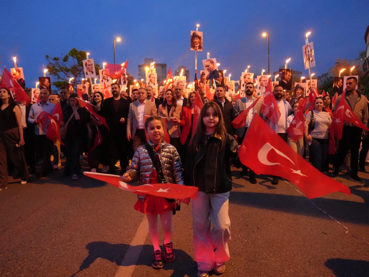 Ataşehir&rsquo;de 19 Mayıs coşkusu meydanlara taştı
