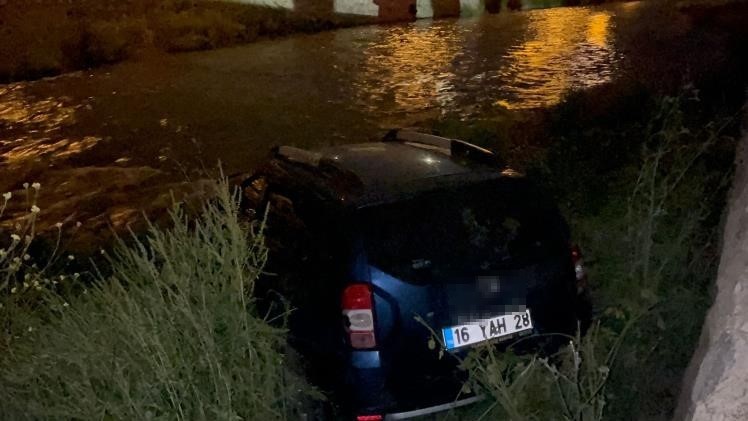 Kontrolden &ccedil;ıkan ara&ccedil; dereye u&ccedil;tu, kaza sonrası s&uuml;r&uuml;c&uuml; ka&ccedil;tı
