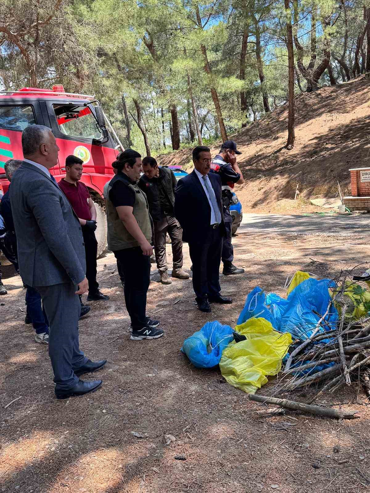 Burhaniye&rsquo;de orman yangınlarına karşı ormanda &ccedil;&ouml;p toplama etkinliği yapıldı
