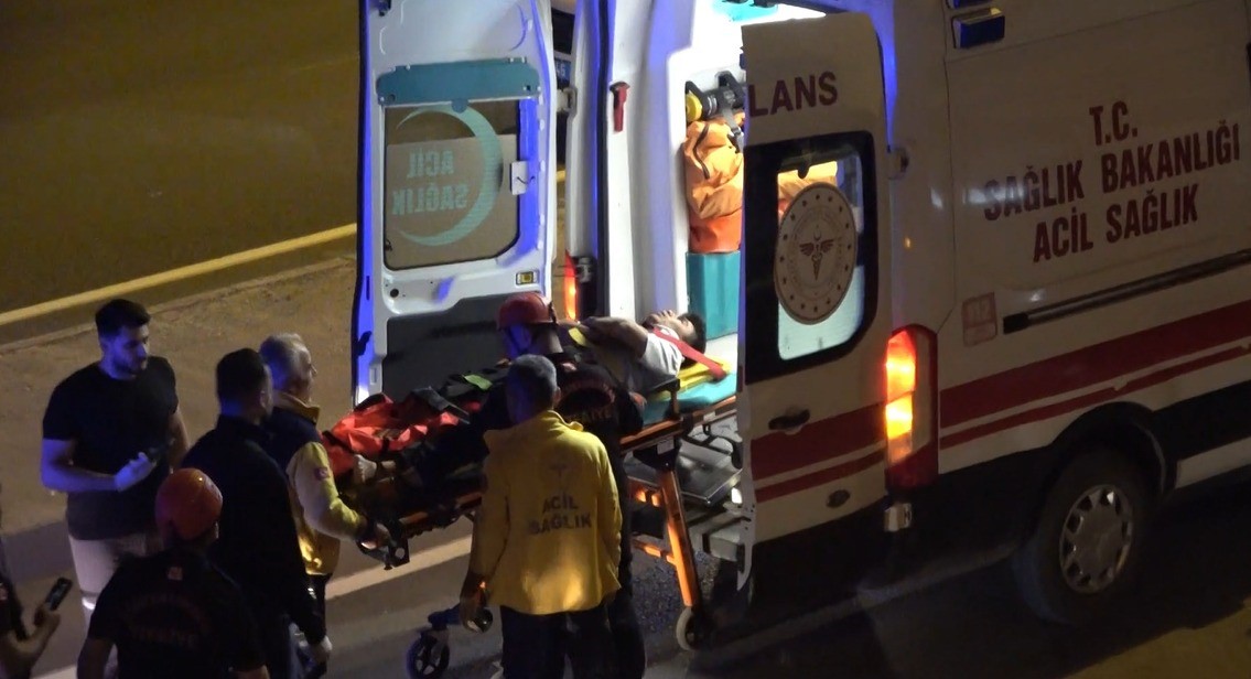 Kahramanmaraş’ta otomobil direğe çarptı: 1’i ağır 3 yaralı