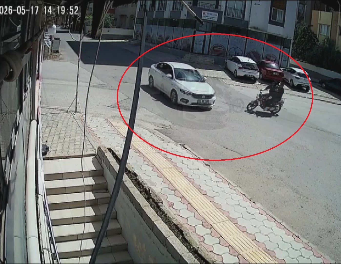 Otomobile ok gibi saplanan motosikletteki 2 kişinin havaya savrulduğu anlar kamerada