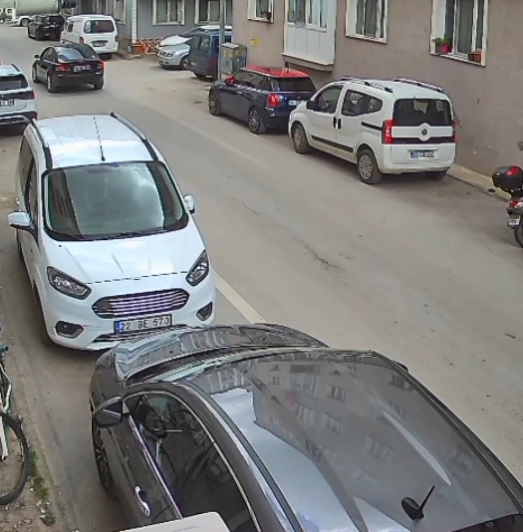 Edirne’de aynı sokakta yarım saat arayla iki kaza kameralara yansıdı