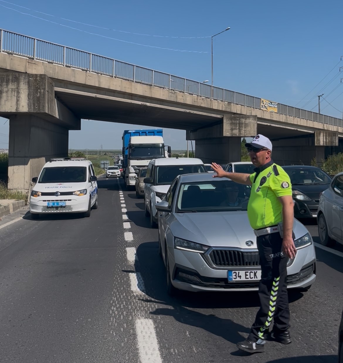 Trafik polisinden &ouml;rnek davranış: S&uuml;r&uuml;c&uuml;lerin g&uuml;venliği i&ccedil;in s&uuml;p&uuml;rgeyle yolu s&uuml;p&uuml;rd&uuml;
