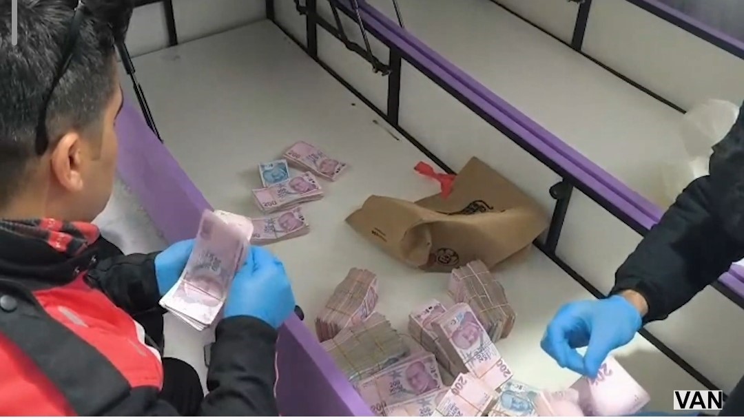 11 ilde eş zamanlı &rsquo;NarkoKapan-Van&rsquo; uyuşturucu operasyonu: 78 g&ouml;zaltı
