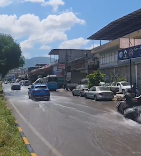 Patlayan ana su borusu yolları göle çevirdi, iş yerleri sular altında kaldı