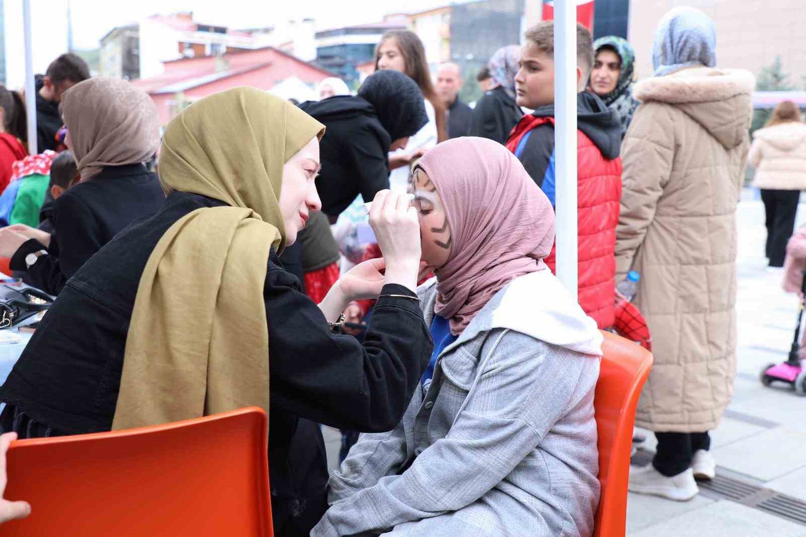 Bayburtlu &ccedil;ocuklar şenlikte doyasıya eğlendi
