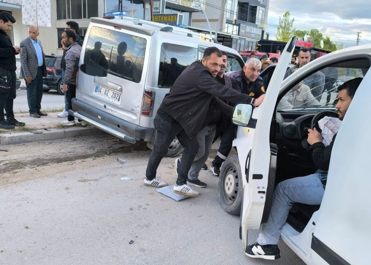 Van’da kamyonetler çarpıştı: 3 yaralı