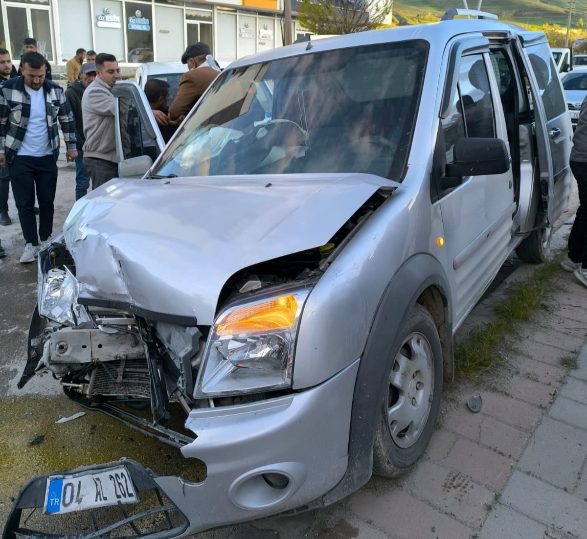 Van&rsquo;da kamyonetler &ccedil;arpıştı: 3 yaralı
