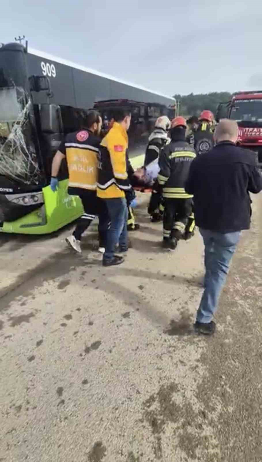 İzmit’te otomobil ile belediye otobüsü çarpıştı: 3 yaralı