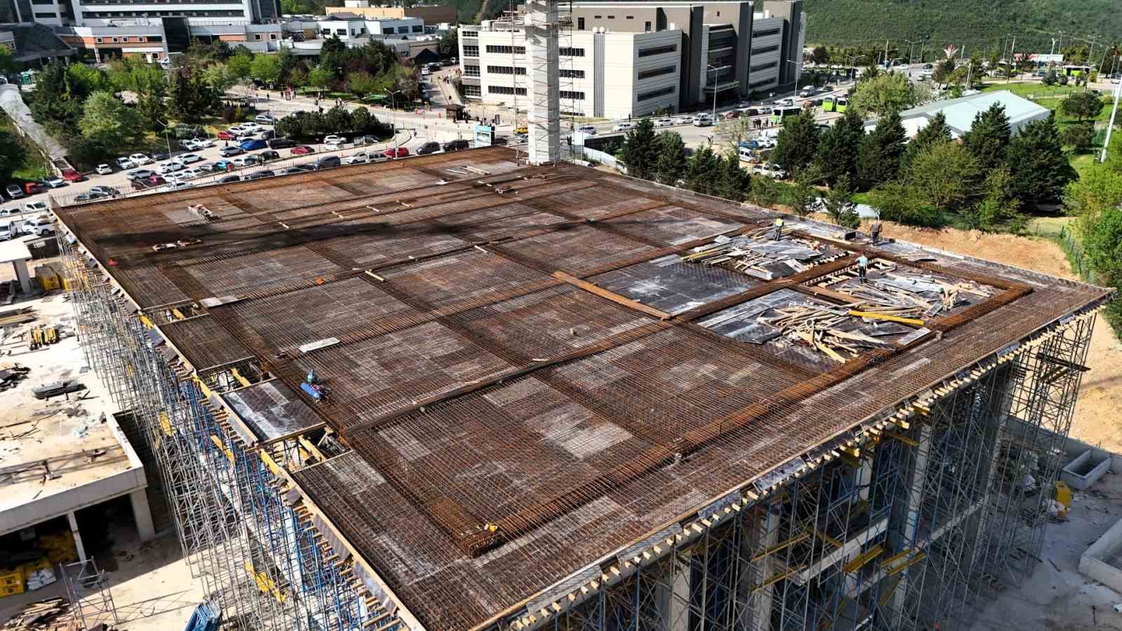 Umuttepe’deki cami ve otopark inşaatı hızla ilerliyor