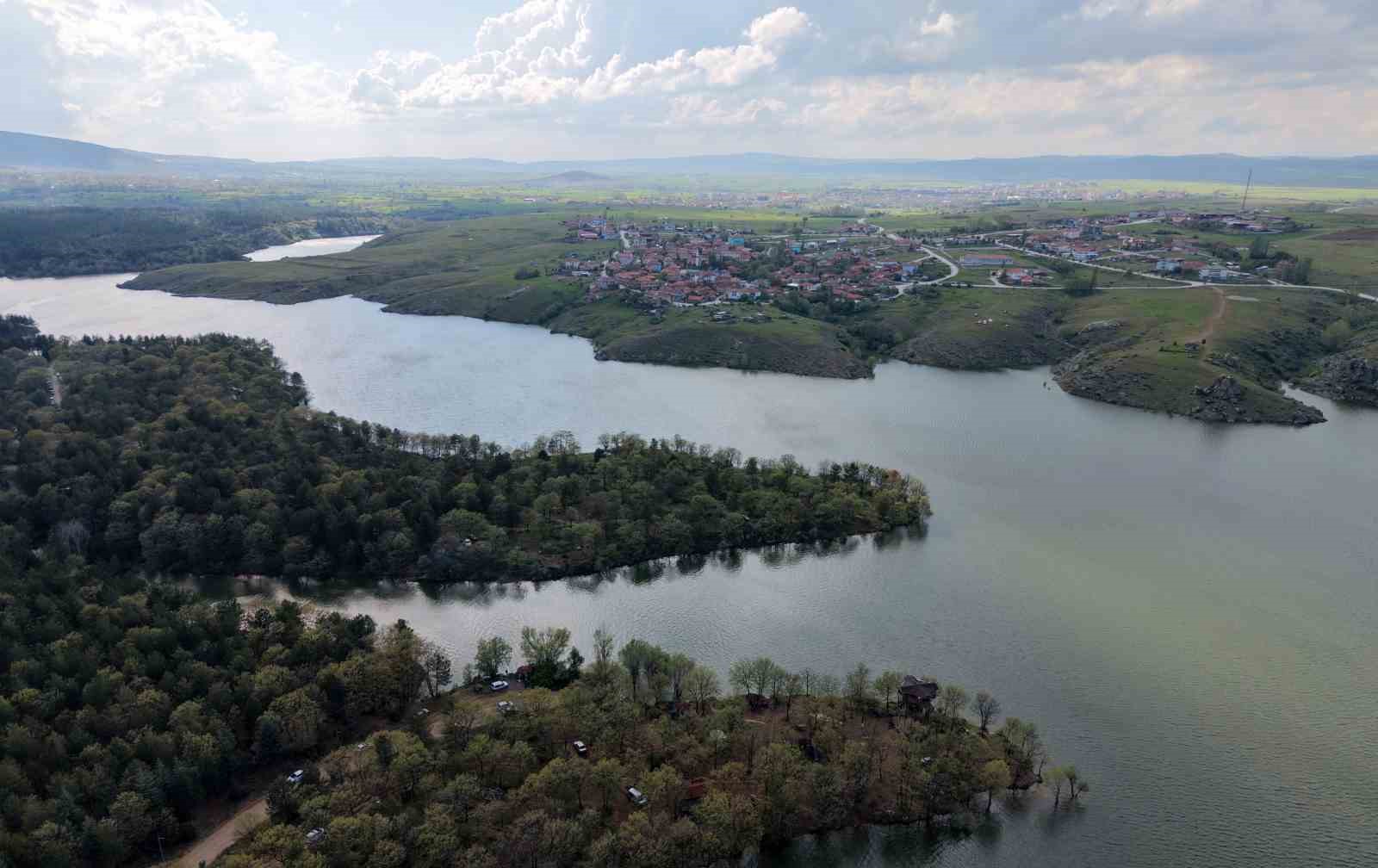 Yeşille mavinin buluştuğu Enne Barajı ve Tabiat Parkı hayran bıraktı