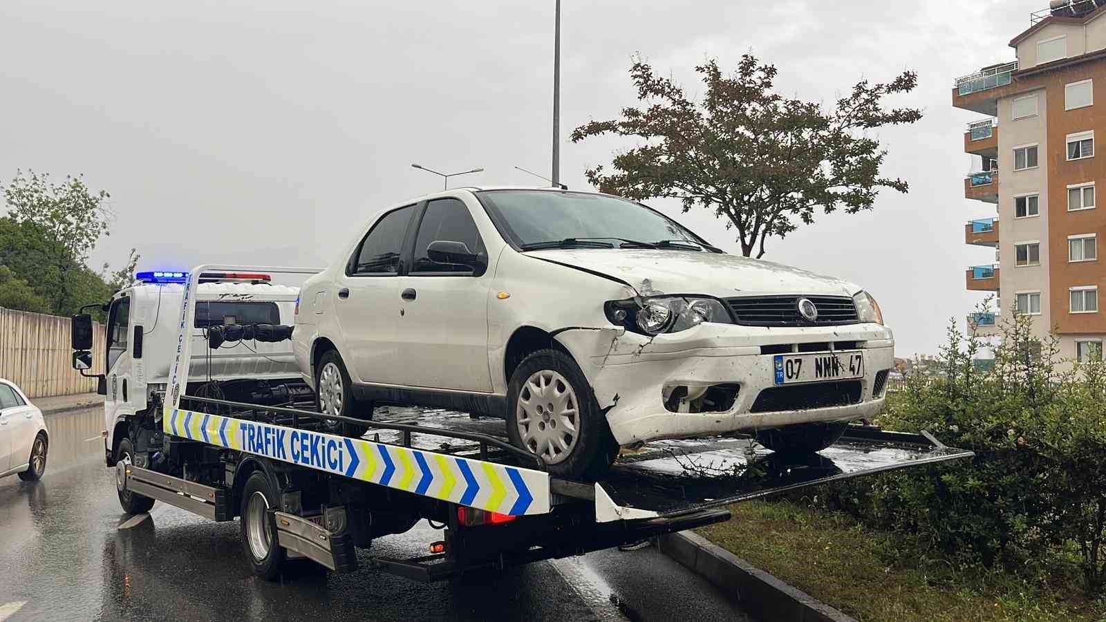 Alanya’da kontrolden çıkan otomobil refüje çıktı