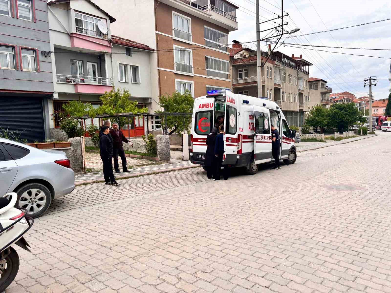Kediden kaçarken park halindeki otomobile çarptılar