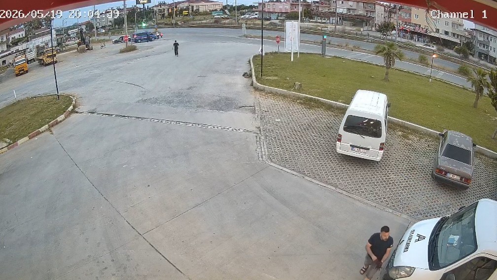 Kavşakta otomobile &ccedil;arpan motosikletteki 2 kişi yaralandı
