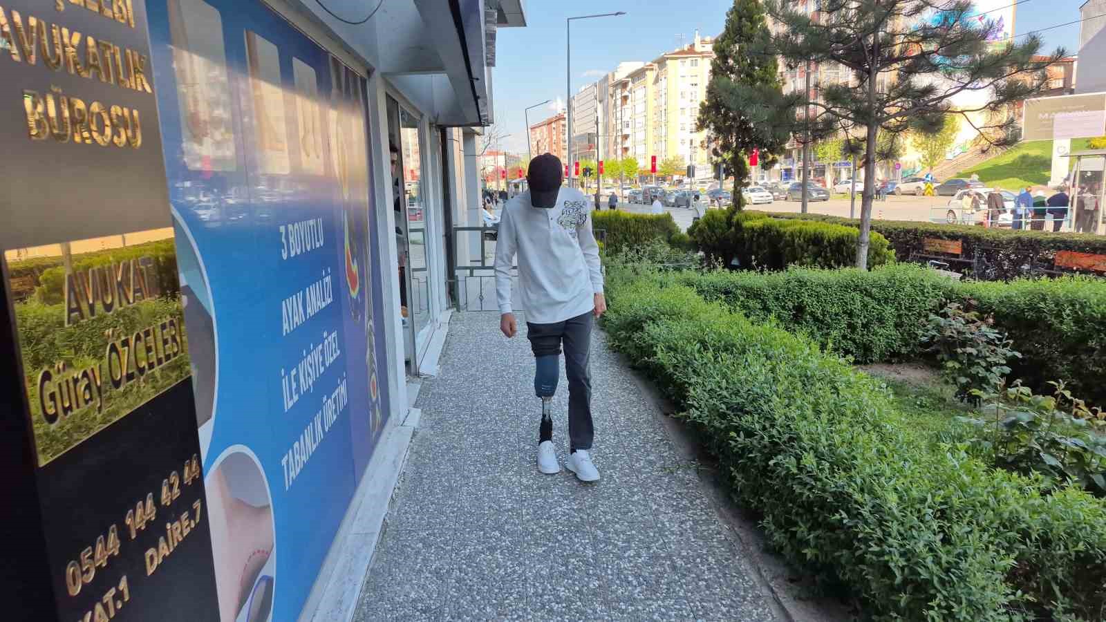 Bacağını kaybeden 15 yaşındaki çocuk, hayırseverler sayesinde özgürlüğüne kavuştu