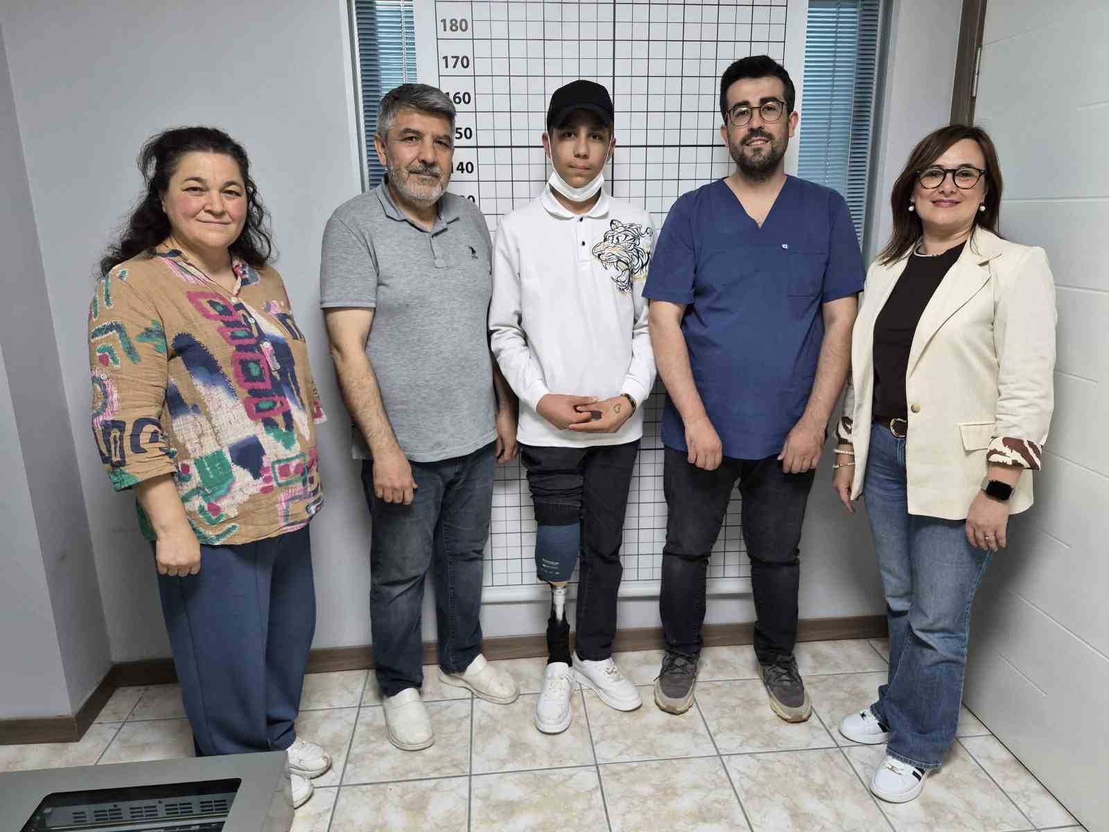 Bacağını kaybeden 15 yaşındaki çocuk, hayırseverler sayesinde özgürlüğüne kavuştu