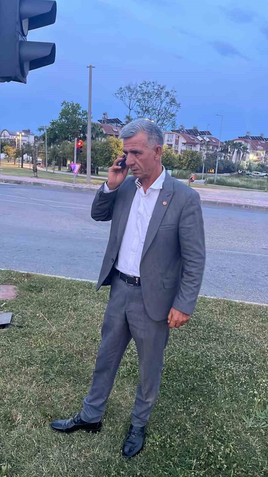 Seyir halindeki otomobil yandı, vatandaşlar yangın tüpleriyle yardıma koştu