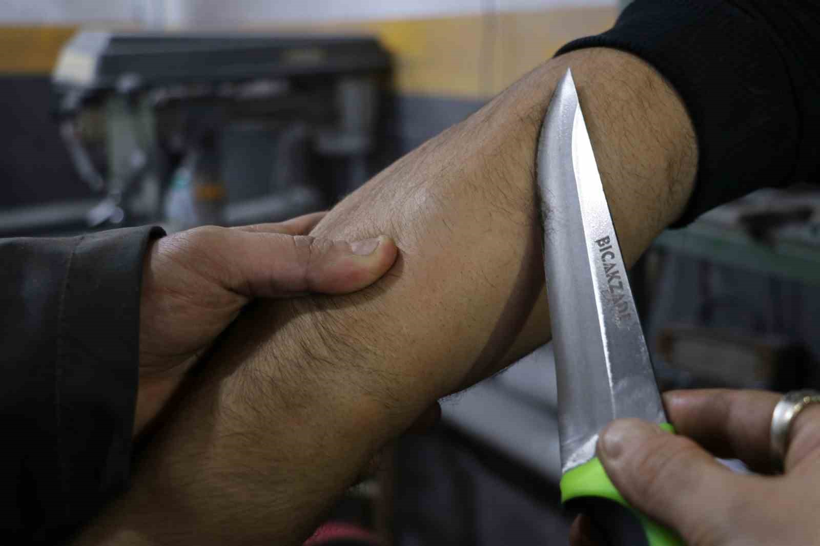 Dünyaca ünlü Sivas bıçağının keskinliğini kol kıllarında test etti
