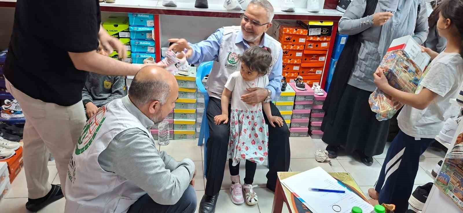 Diyarbakır&rsquo;da yetim &ccedil;ocuklara bayramlık hediyesi
