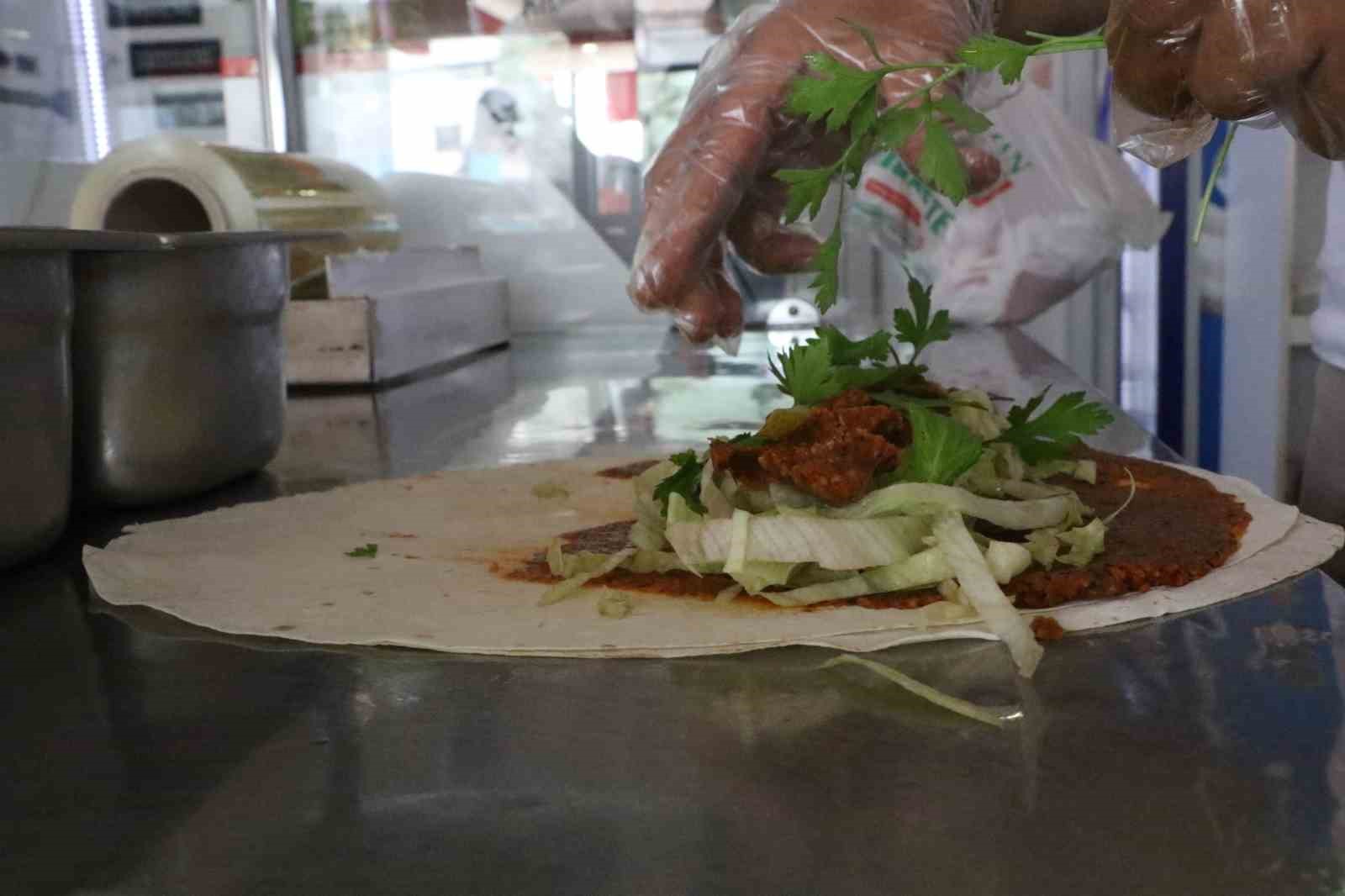 "Psikolojim bozuk" deyip dükkanı açmadı, cama astığı yazıyla dikkat çekti