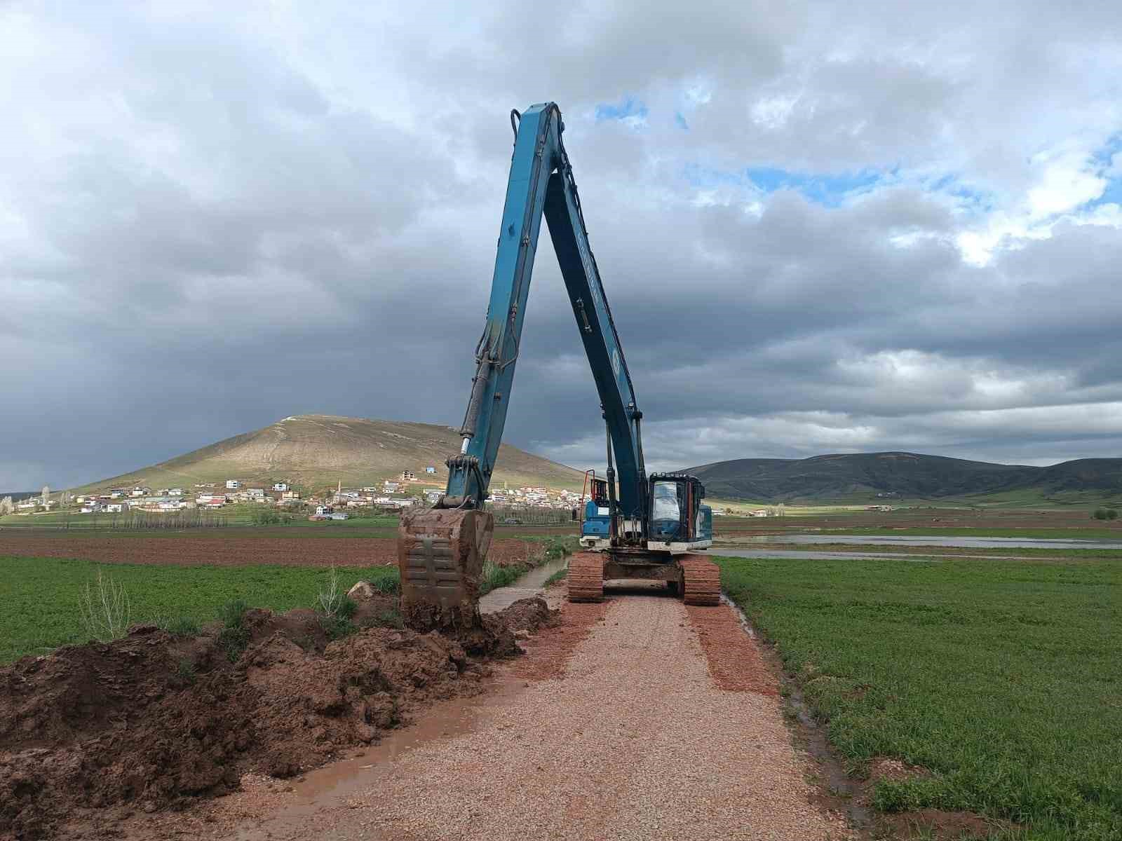 Demirözü’nde debisi yükselen derelerde çalışma başlatıldı