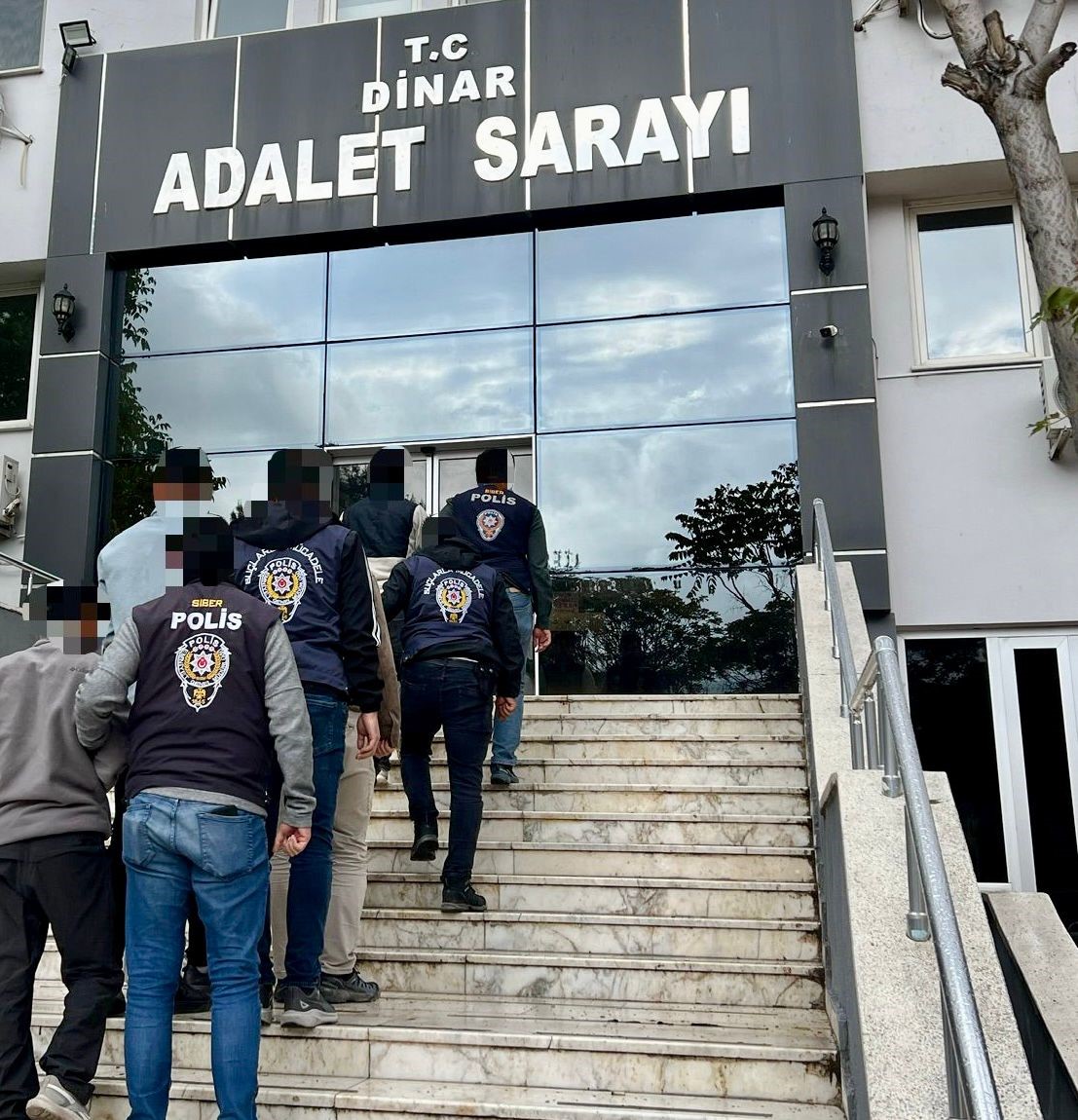 İnternet üzerinden yaklaşık 8 milyon 250 bin TL’lik dolandırıcılık yapan 5 kişi tutuklandı