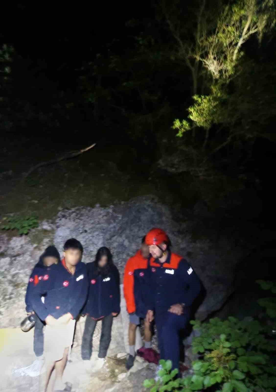İzmir’de ormanlık alanda kaybolan 4 genç sağ salim bulundu
