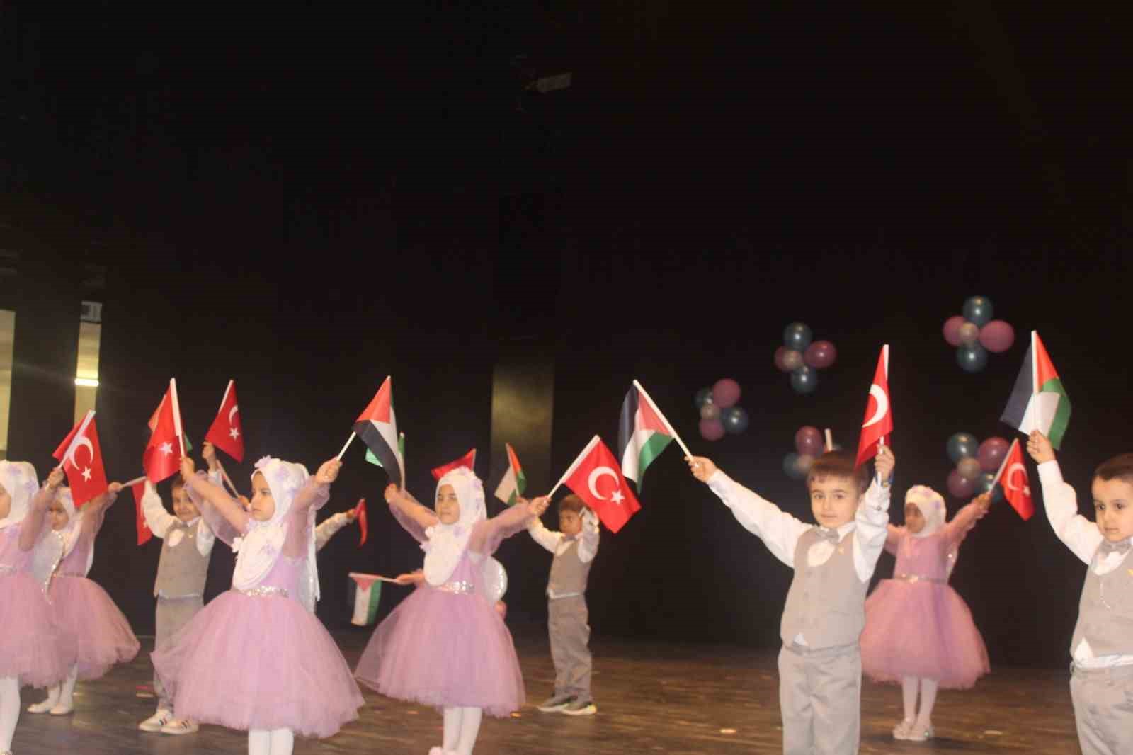 Mersin’de miniklerin sahne performansı ilgiyle izlendi
