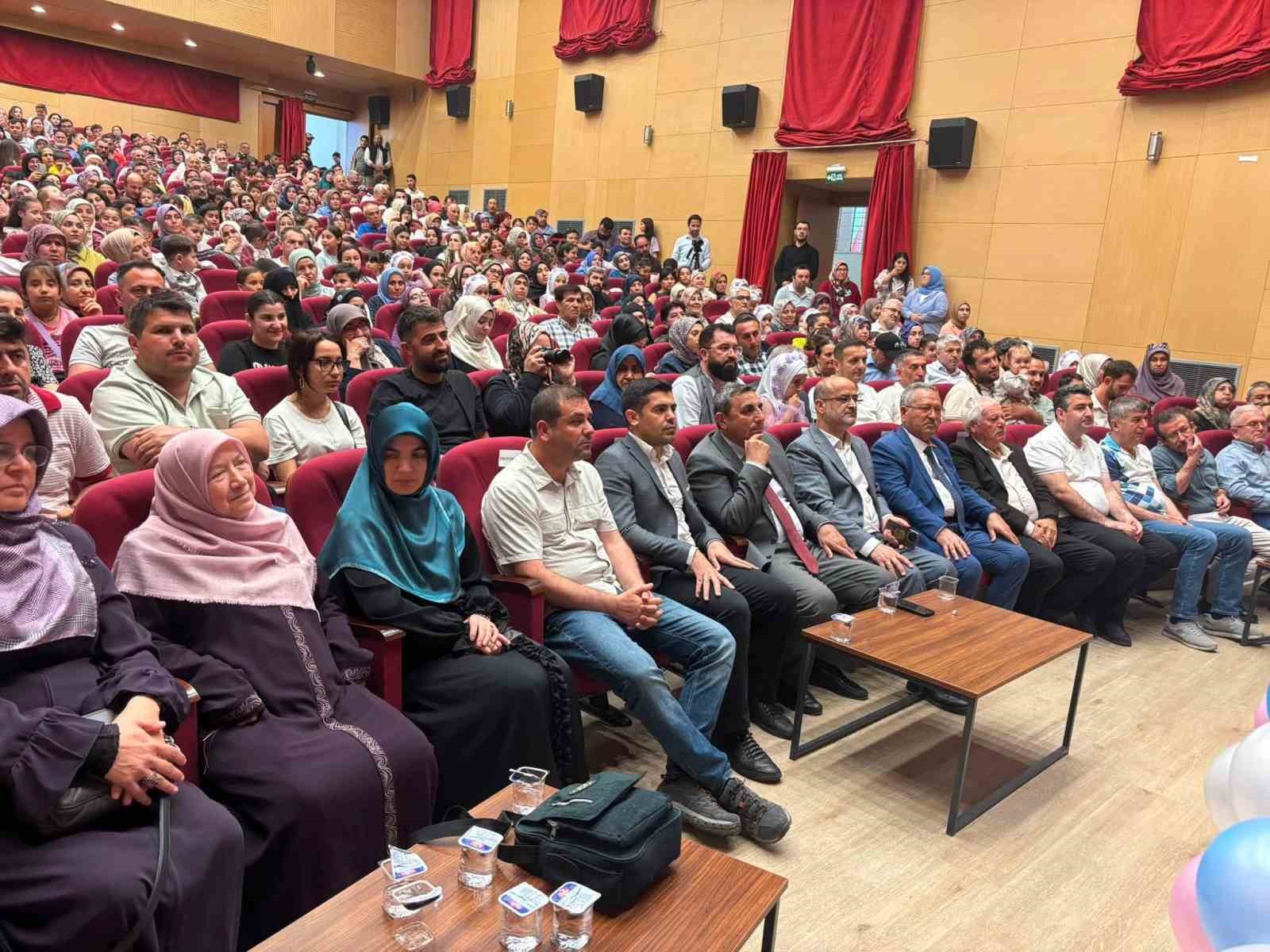 Mersin’de miniklerin sahne performansı ilgiyle izlendi