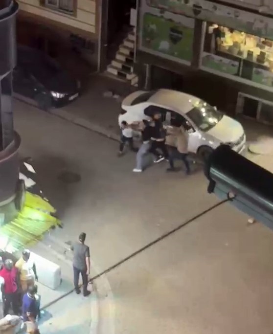 Esenyurt&rsquo;ta yabancı uyruklu 3 şahıs birbirine girdi, &ccedil;evredekiler g&uuml;&ccedil;l&uuml;kle ayırdı
