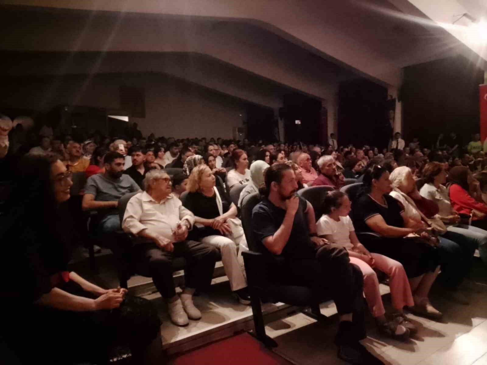 Salihli&rsquo;de gen&ccedil;ler sahneyi fethetti! "Ah Şu Gen&ccedil;ler" oyunu b&uuml;y&uuml;k alkış aldı
