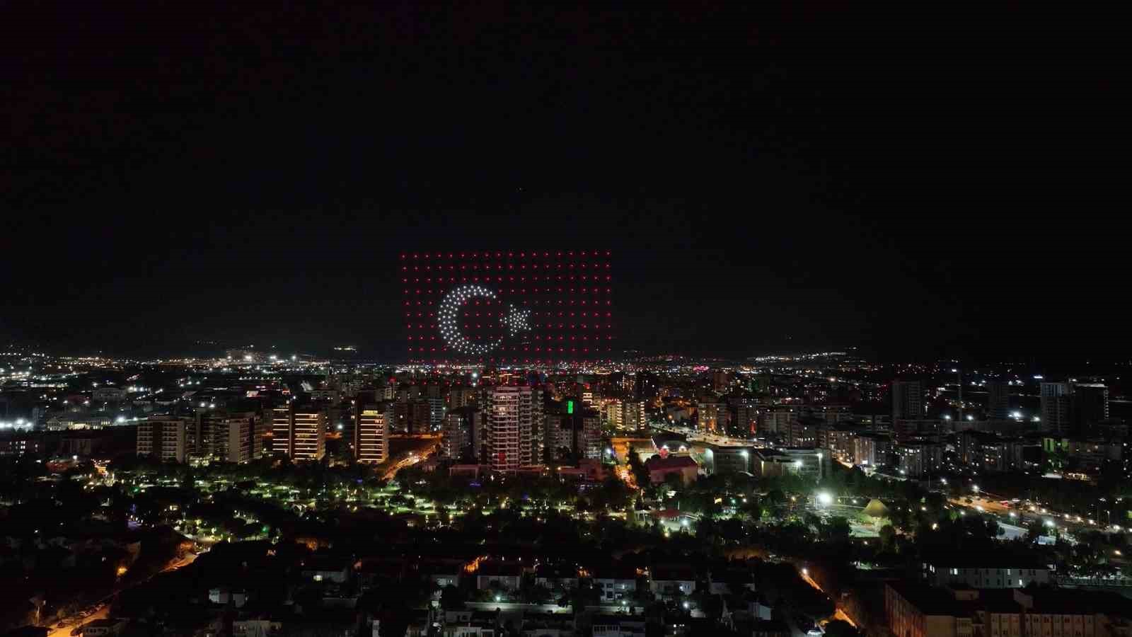Manisa’da 300 dronlu 19 Mayıs gösterisi nefes kesti