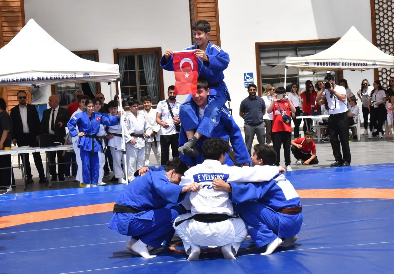 Yunusemre’de 19 Mayıs şöleni renkli görüntülere sahne oldu