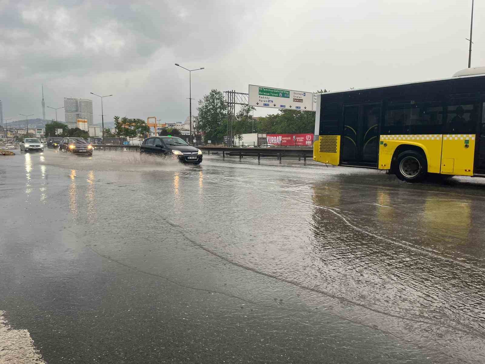 İstanbul&rsquo;da sağanak etkisini g&ouml;stermeye başladı: Yollar g&ouml;le d&ouml;nd&uuml;
